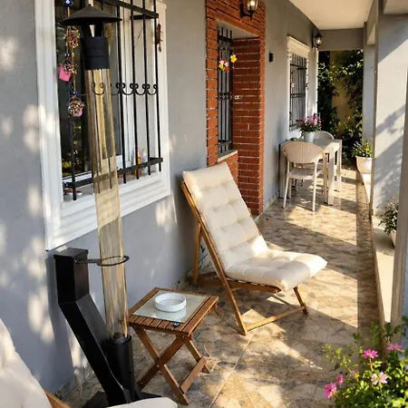 A Beautiful House On The Near The Bosphorus In Wonderful Garden Casa de Férias